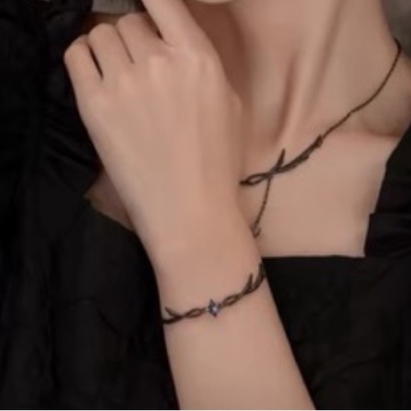 Elegant Bracelet with Blue Crystal Gemstone - Picture 3 of 5